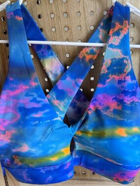 Fabletics Sports Bra XL Multicolor Cloud Print Strappy Back